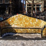 geel Gaudi-bankje Nieuwmarkt geel Gaudi-bankje Nieuwmarkt