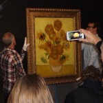 schilderij zonnebloemen wordt opgehangen schilderij zonnebloemen wordt opgehangen